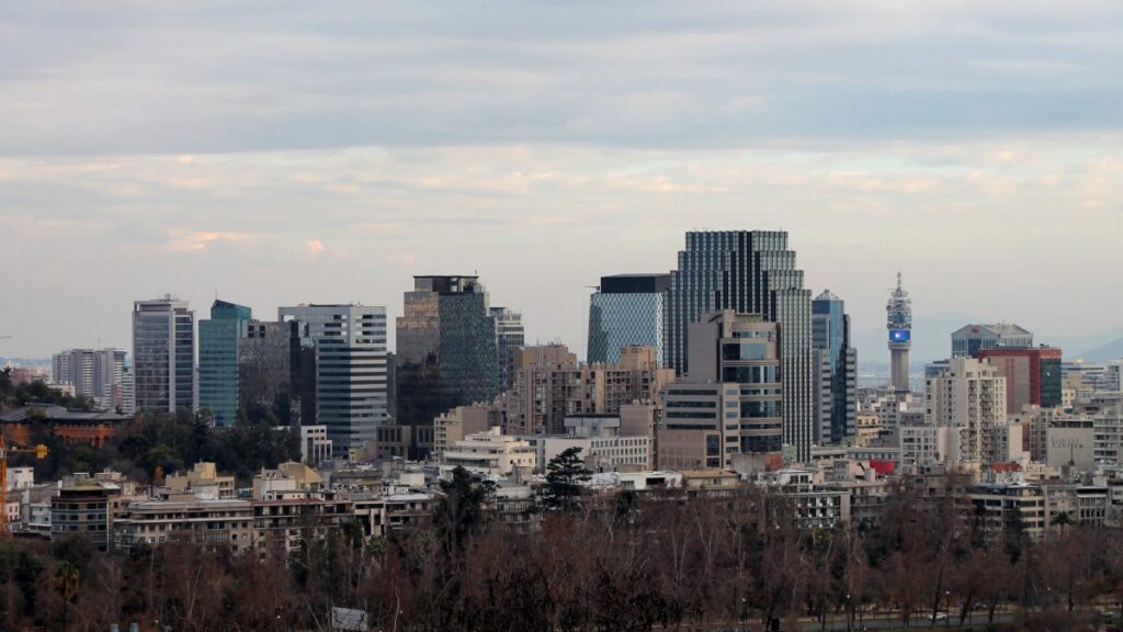 Vista del centro financiero y comercial de Santiago. Fotografía: Foncea/Wikimedia Commons, CC BY-SA 3.0; recorte y compresión para PTT Noticias.