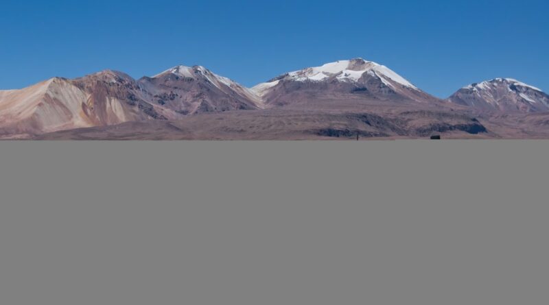 Camiones en el paso fronterizo Chungará–Tambo Quemado entre Chile y Bolivia; imagen referencial