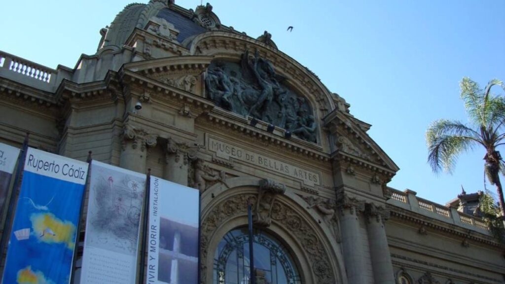 Museo Nacional de Bellas Artes en Santiago, imagen documental referencial sobre cultura y empleo cultural. Fuente y licencia registradas desde Wikimedia Commons.