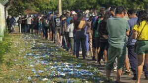 Personas votando en Brasil, imagen documental referencial con licencia abierta.