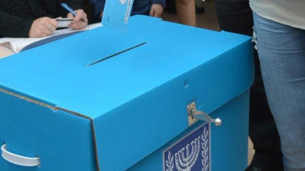 Personas votando en una elección en Israel, imagen documental