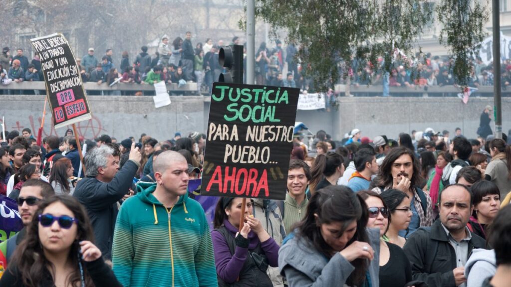 Marcha de la CUT en Chile, 25 de agosto de 2011. Foto: simenon simenon/Wikimedia Commons, CC BY-SA 2.0; imagen referencial y recorte editorial.