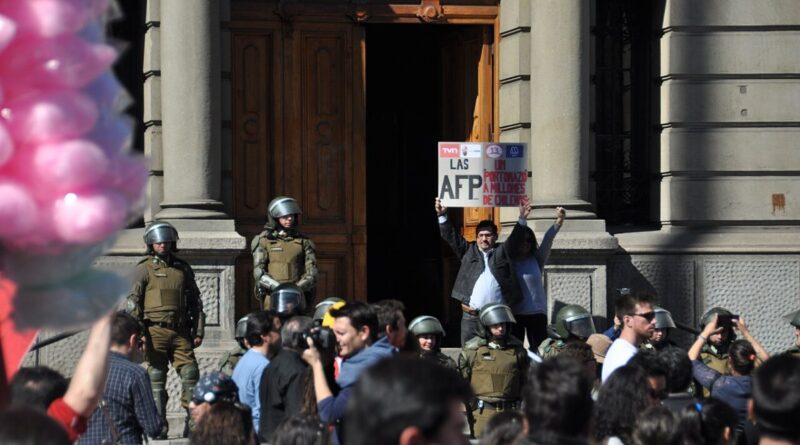 Fotografía de archivo: manifestación No+AFP en Santiago, 21 de agosto de 2016. Felvalen / Wikimedia Commons, CC BY-SA 4.0 (https://creativecommons.org/licenses/by-sa/4.0/); recortada a 16:9. Imagen referencial, no corresponde a una protesta del 20 de octubre de 2026.