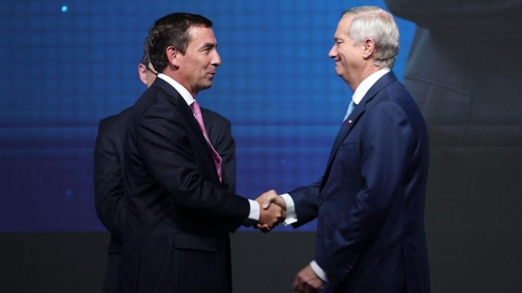 José Antonio Kast y Fernando Rabat estrechan sus manos.