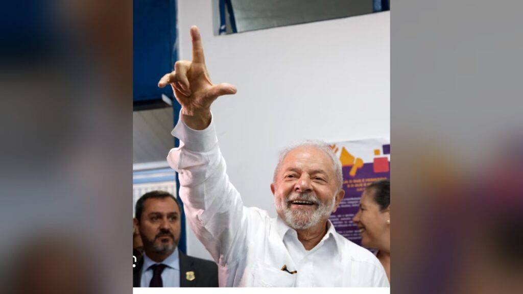 Lula sonríe y levanta la mano formando una L. Fotografía de archivo.