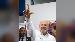 Lula sonríe y levanta la mano formando una L. Fotografía de archivo.
