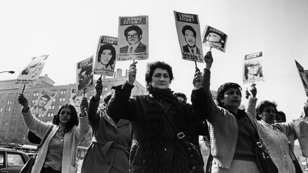 Fotografía histórica referencial de familiares de detenidos desaparecidos. Kena Lorenzini / Museo de la Memoria, CC BY-SA 3.0.