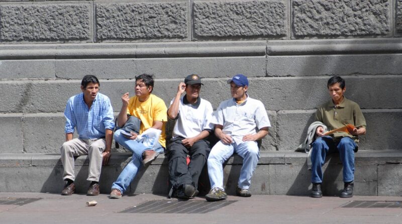 Personas migrantes peruanas en Santiago de Chile. Fotografía documental referencial.
