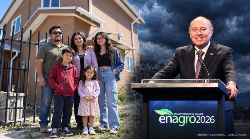 Fotomontaje editorial: Jorge Quiroz en Enagro 2026, con cielo oscuro, junto a una familia ficticia creada digitalmente. Los rostros de la familia no corresponden a las personas de la fotografía de referencia. Composición basada en imágenes de ATON Chile/Emol y Municipalidad de Hualqui.