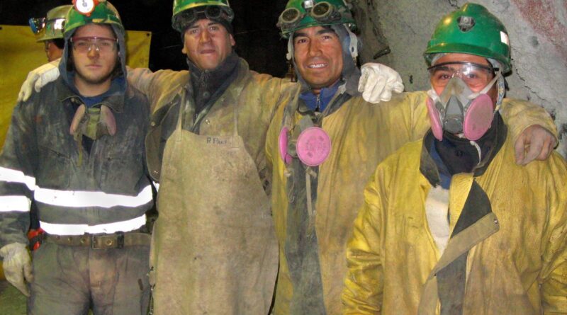 Trabajadores mineros chilenos reunidos; imagen documental referencial